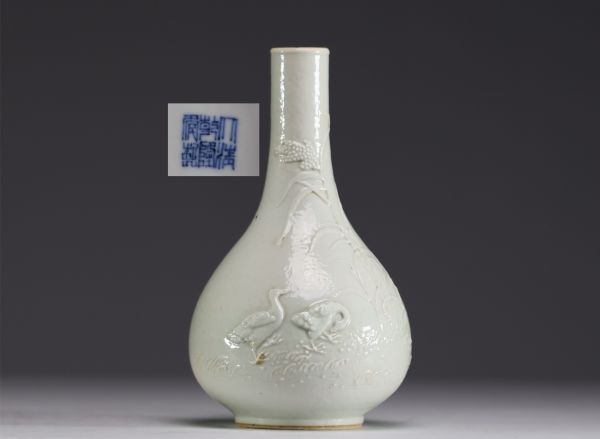 Chine - Vase en porcelaine blanc de Chine à décor de canards, marque Qianlong sous la pièce.