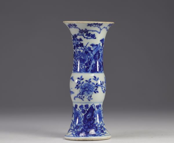 Chine - vase en porcelaine blanche et bleue, col rodé, époque Kangxi.