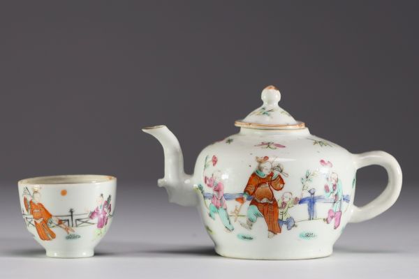 Chine - Théières et son bol en porcelaine de la famille rose à décor de personnages, XIXème siècle.