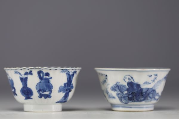 Chine - Ensemble de deux bols en porcelaine blanc et bleu d'époque Kangxi.