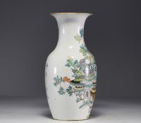 Chine - Vase en porcelaine polychrome à décor de mobilier, Qianjiang cai, Artiste: Fang Jiazhen, fin XIXe siècle.