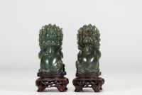 Chine - Paire de Lions de Fô, gardiens de temples, en jade vert sur terrasses en bois ajourées et moulurées.