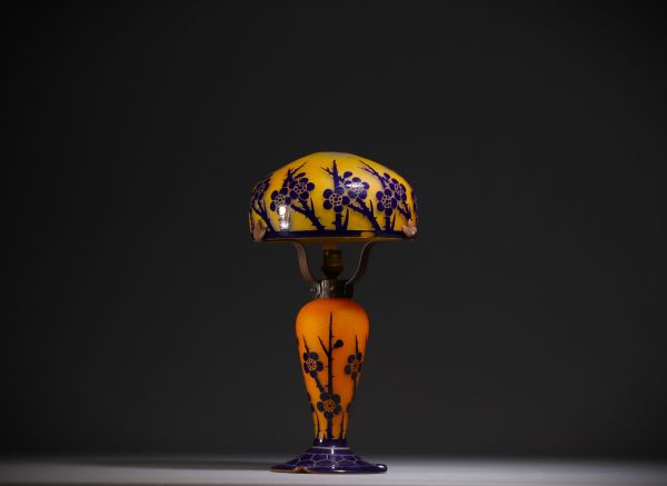 Le Verre Français - Table lamp in acid-etched multi-layered glass decorated with blue hawthorns on an orange background.