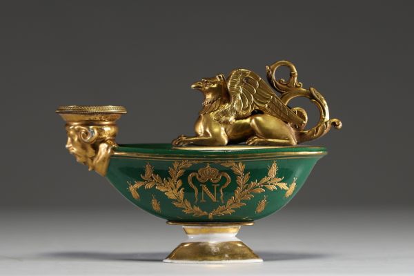 Sèvres Impérial - Lampe bougeoir en porcelaine surmontée d'un sphinx en bronze doré, style Empire.