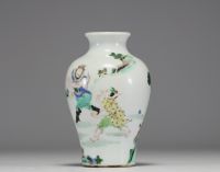 Chine - Vase en porcelaine polychrome à décor de personnages.