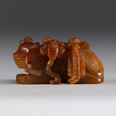 Chine - Sculpture en jade ambré représentant un tigre et insectes.