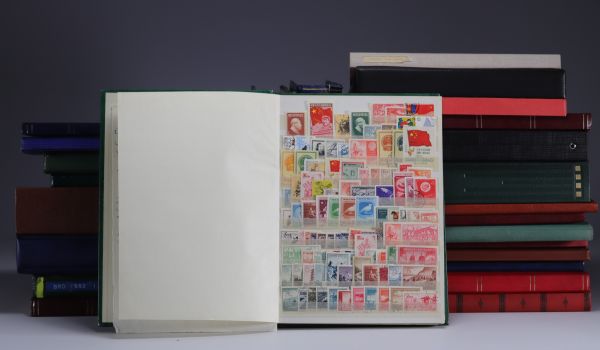 Ensemble de divers albums de timbres et documents de la Chine et du monde.