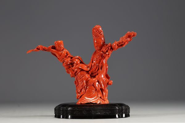 Chine - Rare grande sculpture en corail rouge représentant une Déesse, vers 1900.