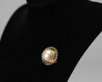 Grande perle montée sur un broche en or jaune 18k pouvant également être portée en pendentif, poids total de 16gr.