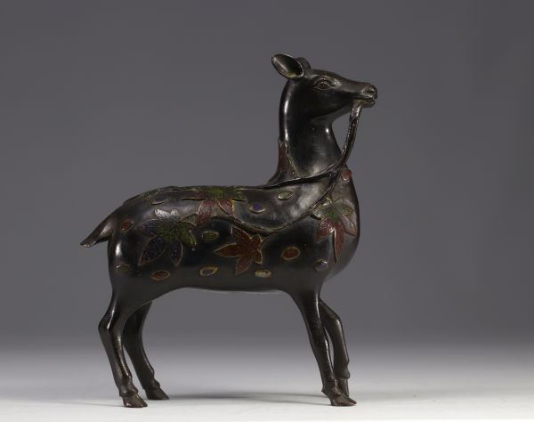 Chine - Cerf en bronze cloisonné, marque Ming sur la base.