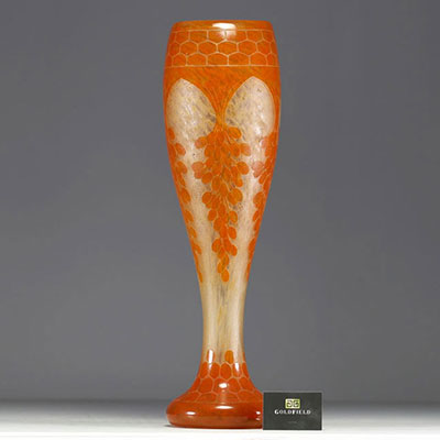 Charles SCHNEIDER (1881-1953) Le Verre Français - Imposant vase de forme balustre en verre multicouche dégagé à l'acide au décor de grappes de dattiers, signé au berlingot.