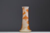 Émile GALLÉ (1846-1904) Vase en verre multicouche dégagé à l'acide à décor de fleurs orangées, signé.