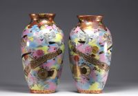 Japon - Paire de vases Satsuma à décor de colombes, de pigeons et de fleurs, d'époque Meiji.