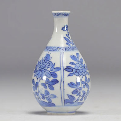 A small white and blue vase with flower decoration from the Kangxi period (1661-1722)