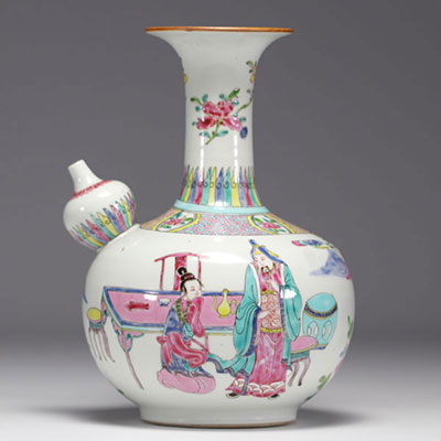 Chine - Bouteille Kendi en porcelaine de la famille rose, dynastie Qing, XVIIIème.