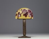 Émile GALLÉ (1846-1904) Lampe de table en verre multicouche dégagé à l'acide à décor de fleurs de cerisier du Japon, pied en métal martelé, signée sur l'abat jour.