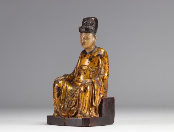 Sculpture d'un personnage traditionnel chinois en bois doré provenant de chine du XVIIIe siècle