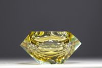 Flavio POLI (1900-1984) pour Luigi Mandruzzato Murano - Coupe verre submergé à facettes géométriques, de couleur jaune, vers 1950-60.