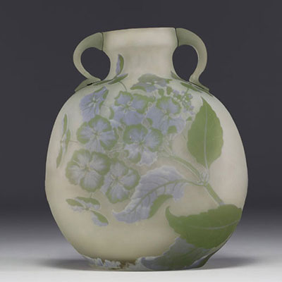 Émile GALLÉ (1846-1904) Acid-etched multi-layered glass gourd vase decorated with hydrangeas.