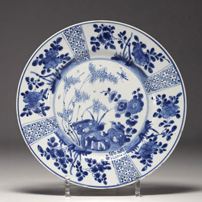 Chine - Assiette en porcelaine blanc bleu à décor floral, marque et époque Kangxi.