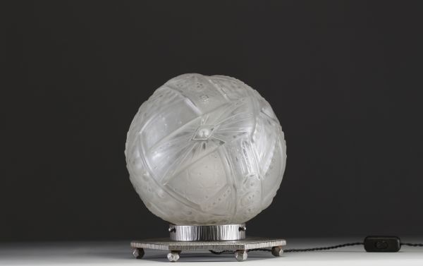 MULLER Frères Lunéville - Lampe de table Art Déco, globe en verre moulé pressé et base en métal nickelé, vers 1930, signée.