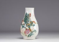 A Hu-form porcelain vase with deer decoration from Qing-period (清朝)