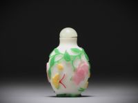 Chine - Tabatière en verre multicouche à décor floral sur fond blanc