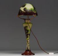 Émile GALLÉ (1846-1904) Grande lampe champignon en verre multicouche dégagé à l'acide au décor de fougères.