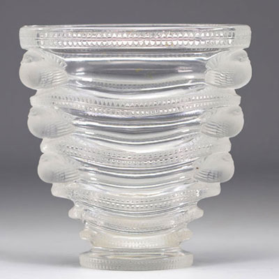 LALIQUE FRANCE. Vase cornet modèle Saint Marc en verre blanc moulé pressé patiné et opalescent à décor d'oiseaux sur les bords. Signé à la roue sous la base Modèle crée le 19 juin 1939. Référence : N° 10934 du catalogue raisonné par MARCHILLAC, reproduit page 471