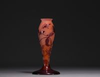 Émile GALLÉ (1846-1904) Pied de Lampe en verre multicouche dégagé à l'acide dans des tons de rose orangé à décor floral, signé.