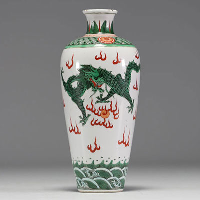 Chine - Vase en porcelaine polychrome famille verte à décor de dragon, d'époque XIXème.