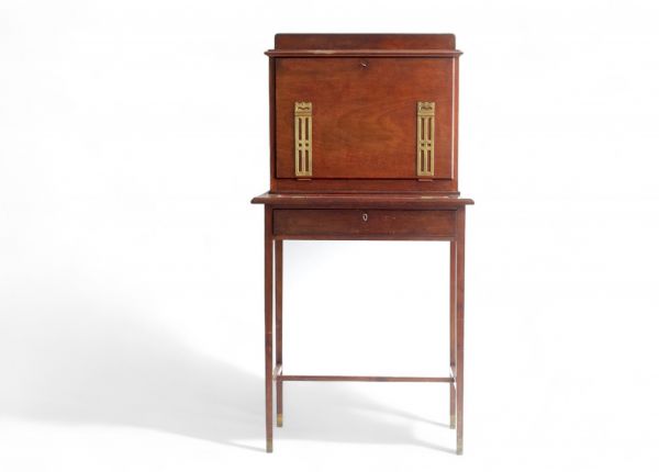 Petit bureau de style néo-shératon en acajou et bronze, vers 1930.