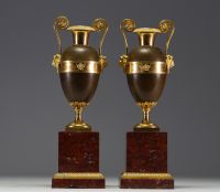 Pair of bronze and chased vases with two patinas, double scrolled handles, Griotte marble base, Empire period.