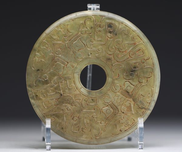 Chine - Disque Bi en jade à motifs archaïques très finement sculptés.