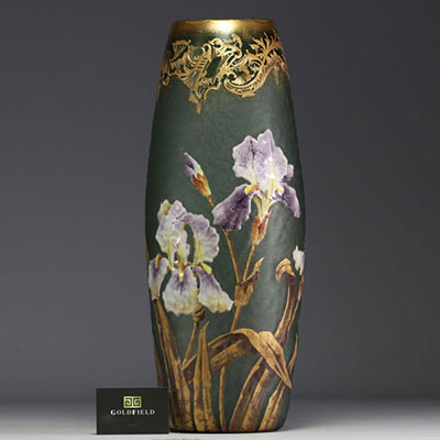 MONTJOYE Verrerie de Saint-Denis - Imposant vase en verre givré dégagé à l'acide à décor d'iris émaillés, marque Montjoye sous la pièce.