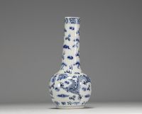 Chine - Vase en porcelaine blanc bleu à décor de dragons, marque au bleu sous la pièce.
