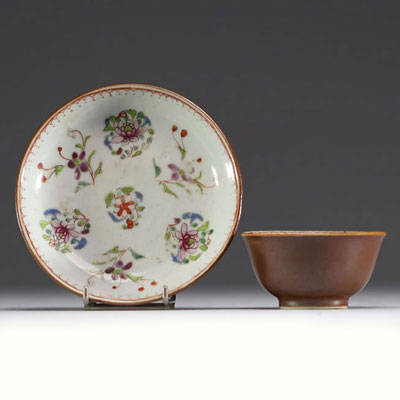 Chine - Bol et assiette en porcelaine à décor floral interne et capucin, XVIIIème.