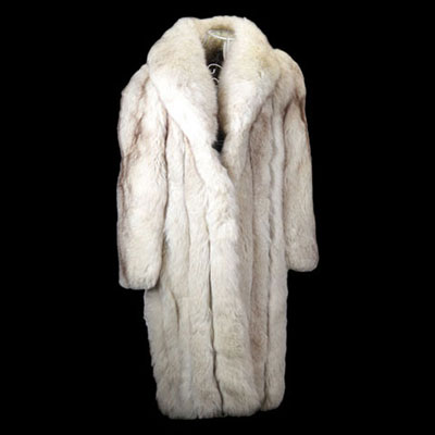 Long manteau en fourrure de renard blanc avec un beau col