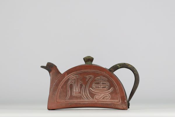 Chine - Théière d'érudit en argile Yixing, anse, couvercle et bec verseur en bronze, Dynastie Qing.