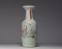 China - A large famille rose porcelain vase decorated with dignitaries, Qing period, 19th century.