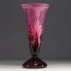 Le Verre Français - Vase en verre multicouche dégagé à l'acide à décor de dahlias, signé.