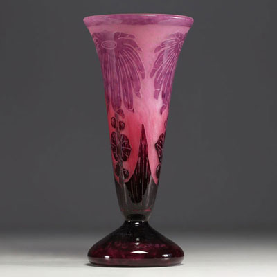 Le Verre Français - Vase en verre multicouche dégagé à l'acide à décor de dahlias, signé.