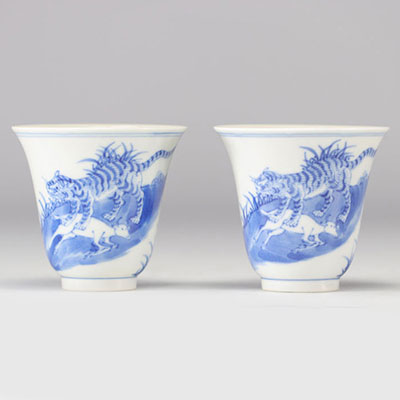 Gobelets en porcelaine de chine blanc bleu à décor de tigre marque sous la pièce