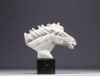 Horse bust in sculpted white marble, 20th century.