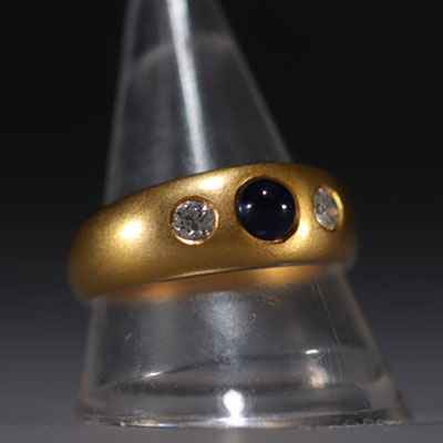 Ring in 14k gold with two diamonds and a blue cabochon weighing 7.5 g.