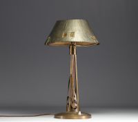 Lampe de table Art Nouveau, Jugendstil, en laiton et cuivre, abat jour en laiton martelé et verre, vers 1900.