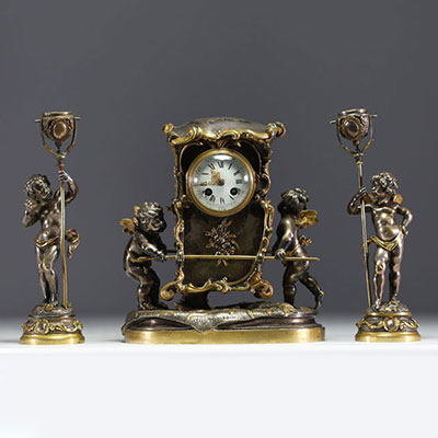 Auguste MOREAU (1834-1917) Pendule et deux bougeoirs en bronze doré et argenté à décor de putti, signée Aug. Moreau, XIXème.