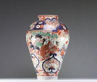 Japan - Imposing polychrome porcelain vase decorated with characters, 19th century.