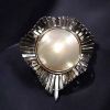 Large pearl mounted on a white gold brooch that can also be worn as a pendant, total weight 23g.