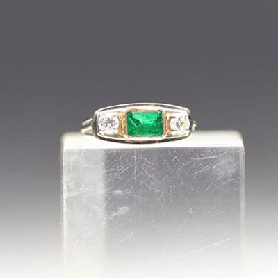 Art Deco ring in white and yellow gold with diamonds and emerald